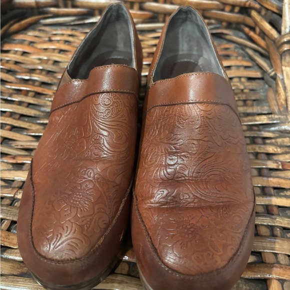 Biza Brown Embossed Leather Mules size 8.5 - Picture 3 of 9